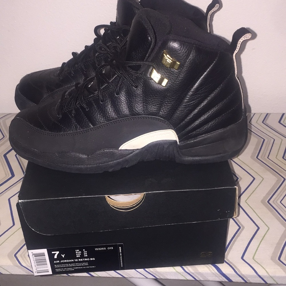 Air Jordan Retro 12 Black/White sz 7 men/boys